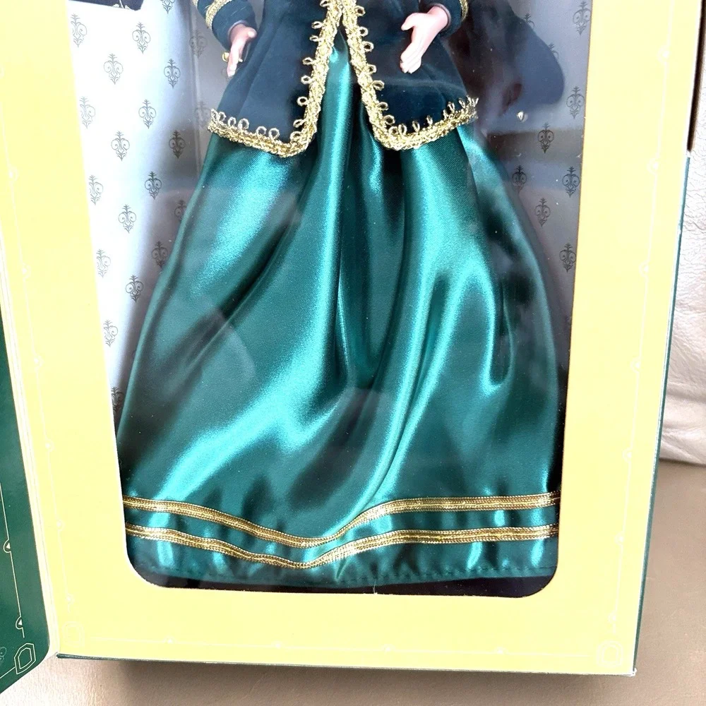 1996 Hallmark Keepsake ornament Yuletide Romance brunette